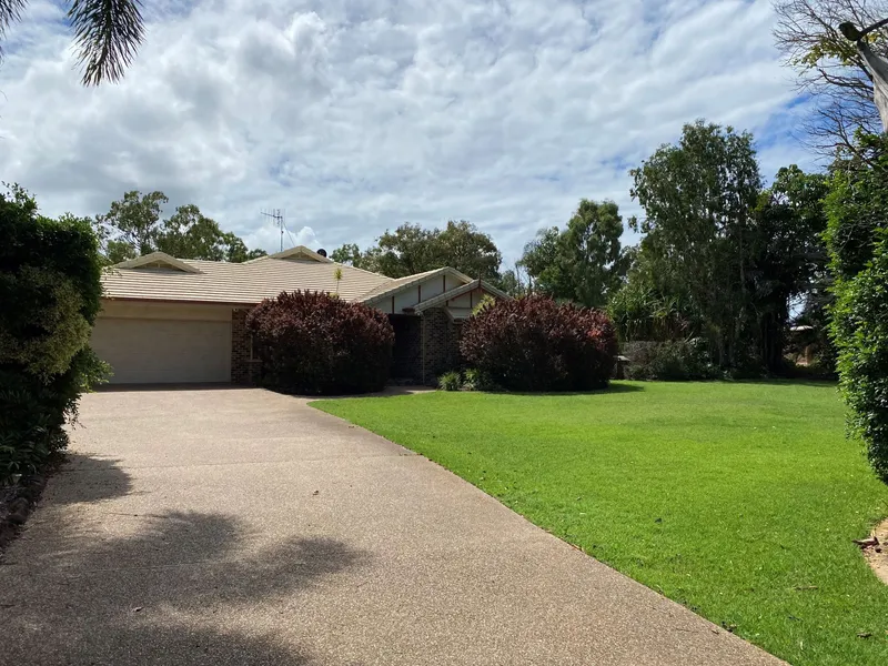 Move straight in! Beautiful Executive/Country Style Home in Prestigious Acreage Estate