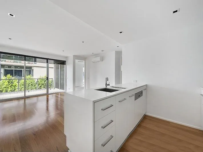 LARGE LUXURY APARTMENT SITUATED IN THE HEART OF RICHMOND!