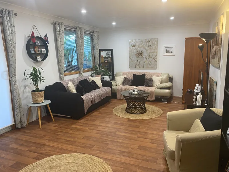 2 LIVING AREA'S!!