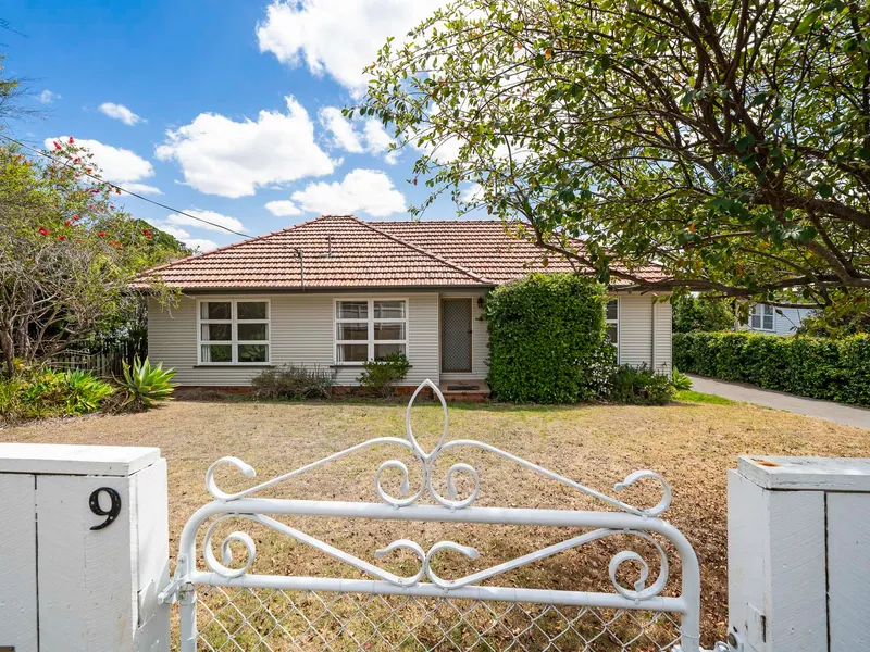 Rangeville Family Living.....with a HUGE SHED!!