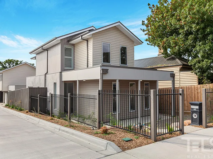 Luxury Family Sized Residence In Kilmore's Heart