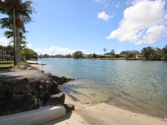 TOWNHOUSE - RIVER FRONTAGE