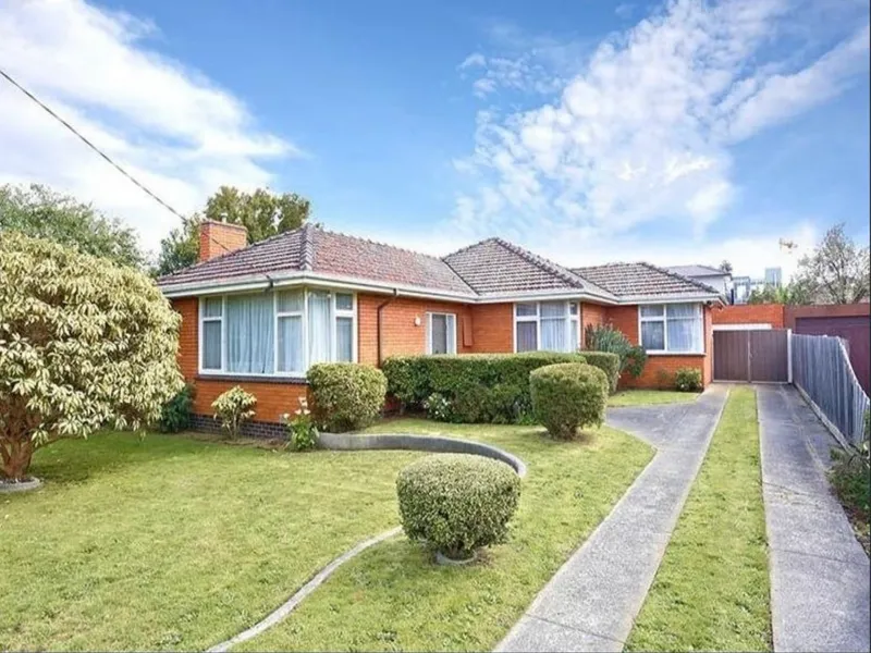 3 Bedroom family home in the heart of Glen Waverley!