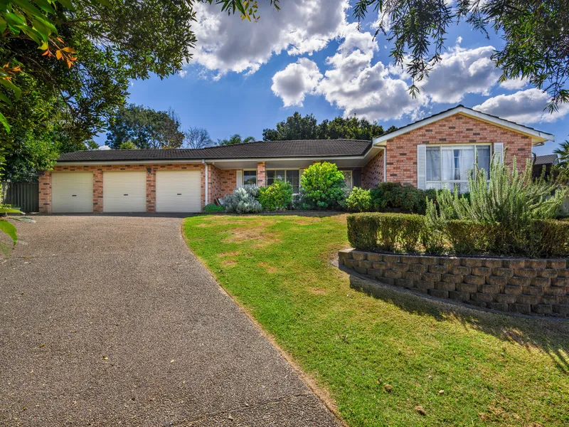 WHISPER QUIET SOUGHT AFTER GLENBROOK LOCATION!