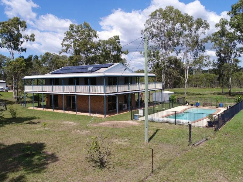 LOVELY 430m2 HOME WITH POOL ON 40 ACRES