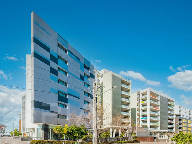Large Modern One Bedroom in Perfect Position!!