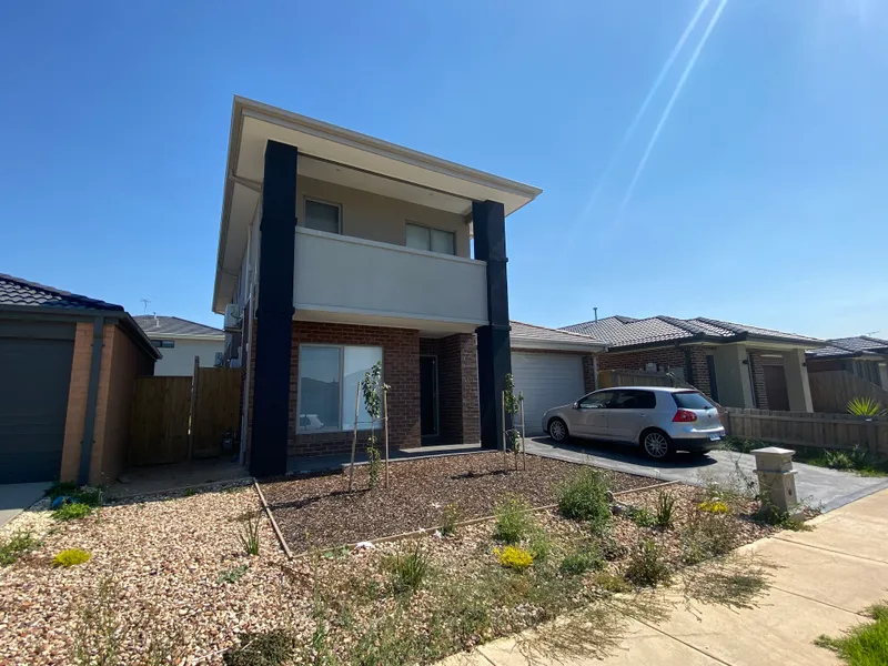 Brand New 5 Bedroom Family Home in Upper Point Cook