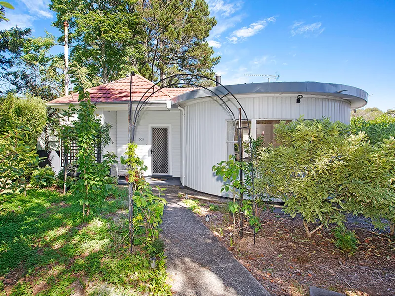 Character cottage in superb tourism location