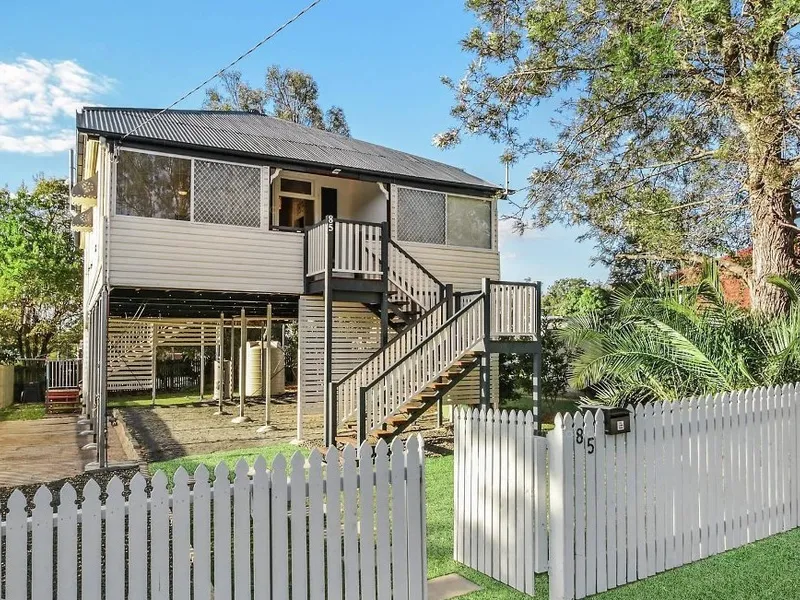 Cute Queenslander home in a handy location.