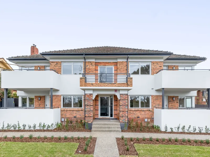 CHARMING FULLY REFURBISHED TWO BEDROOM ART DECO APARTMENT