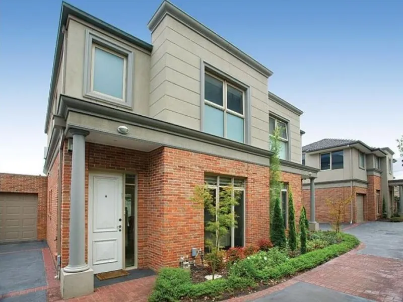THREE BEDROOM, TWO BATH TOWNHOUSE WITH TRANSPORT AT YOUR DOOR!| HODGES CAULFIELD