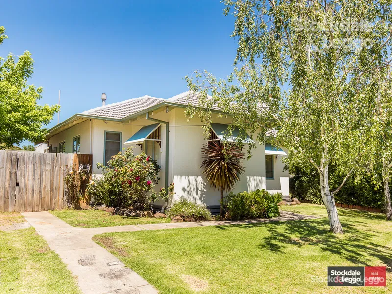 3 Bedroom Family Home Within Walking Distance To Laverton Train Station !!