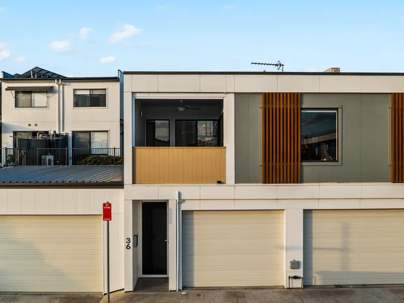Fabulous Fonzy Flat - Auto Lock up Garage