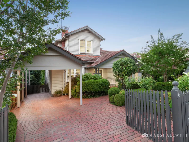 Stunning Californian Overlooking South Surrey Park