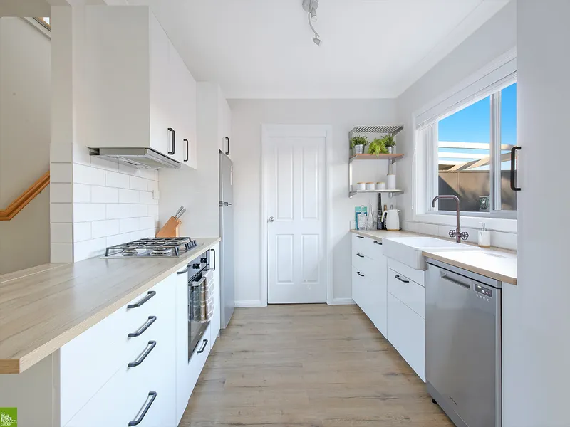 MODERN TOWNHOUSE IN BEACHSIDE LOCATION!