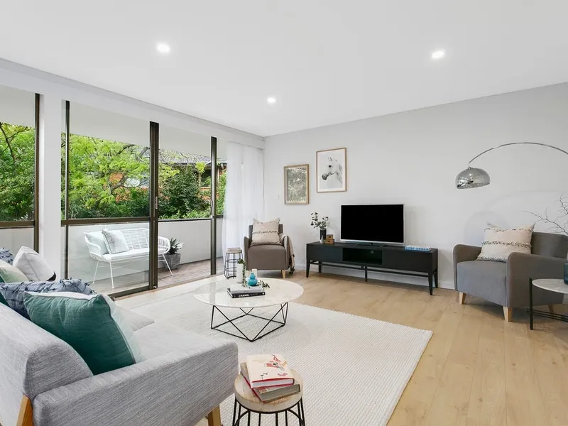 At Rear & North Facing, Lift Access to Renovated 3 Beds