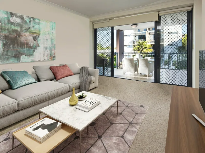 RARE 3 BEDROOM UNIT WITH POOL & LIFT IN THE COMPLEX