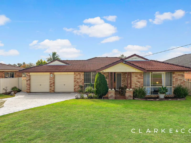 DELIGHTFUL FAMILY LIVING ON A HUGE BLOCK!
