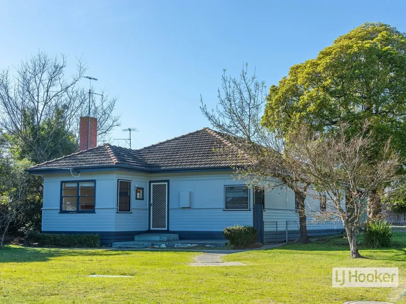 CHARMING OLDER STYLE HOME NEAR SHOPS AND WATERFRONT