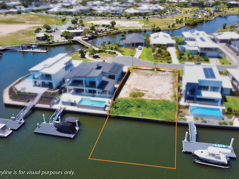 PREMIUM WATERFRONT POSITION - LAND
