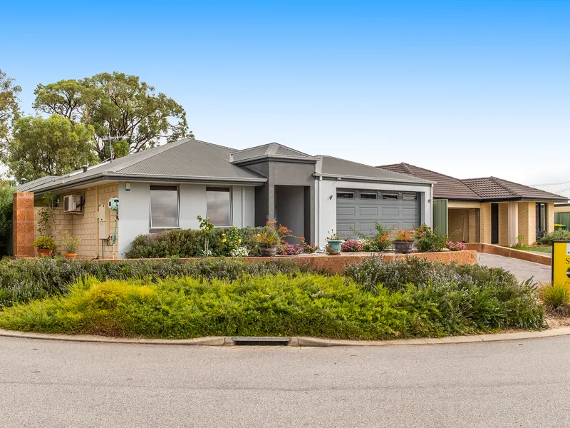 EASY CARE LIVING - OVERLOOKING PARK - GREAT LOCATION