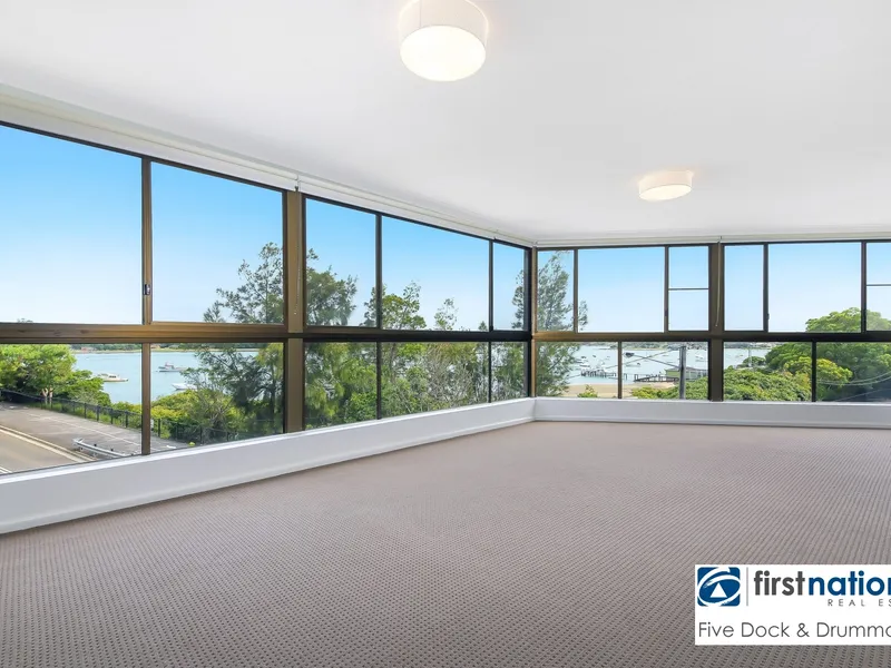 4 BEDROOM BAYSIDE HOME WITH SENSATIONAL WATERVIEWS