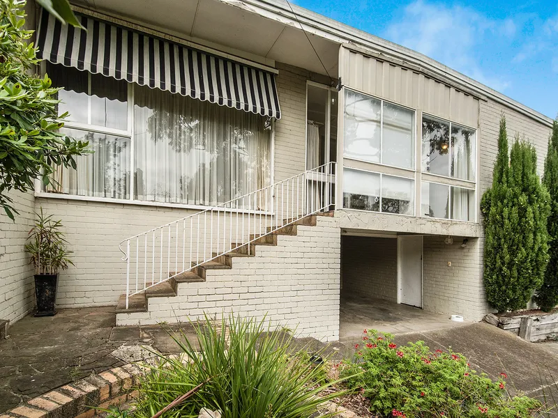 SUNDRENCHED FAMILY HOME WITH GREAT BACKYARD