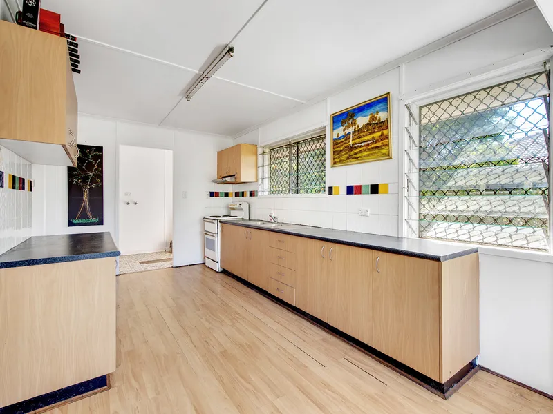 LOCATION, TRADIES DELIGHT, WALKING DISTANCE TO ALL YOU NEED.