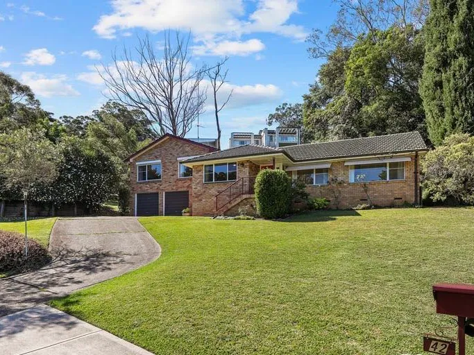 Well maintained 4 bedroom brick house plus study in after-sought location