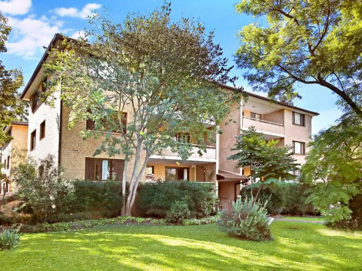 LARGE TWO-BEDROOM APARTMENT, PARKSIDE & HOSPITAL LOCALE!
