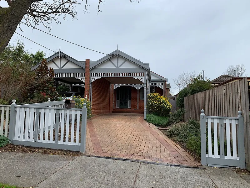 PERFECTLY POSITIONED EXECUTIVE RESIDENCE