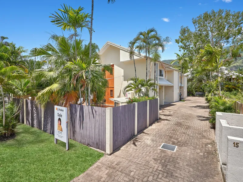 ONE BLOCK TO THE BEACHFRONT OF PALM COVE