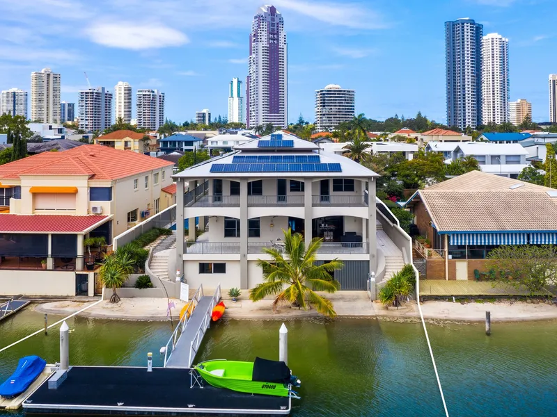 PREMIUM TRI LEVEL WATERFRONT, METRES FROM MAIN RIVER