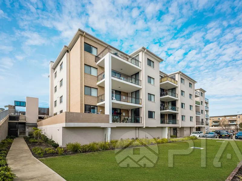 Convenient Location, Situated Above Shopping Centre!!