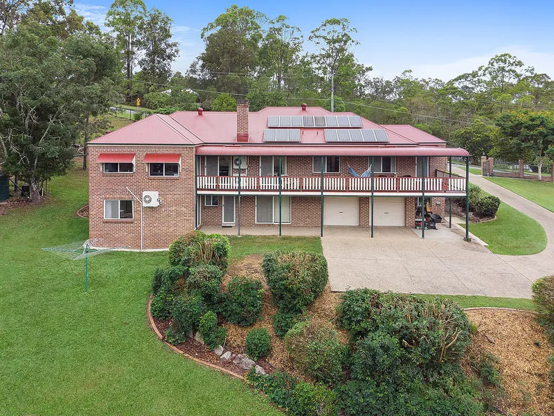 Two-storey Home. Study, Two Rumpus Rooms on 6,000sqm