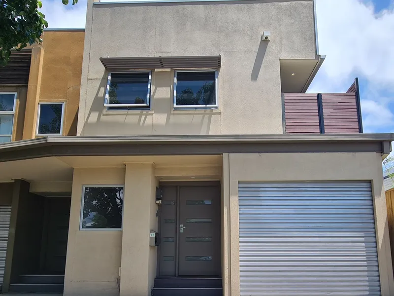 3-Bed Townhouse Retreat in Northcote!
