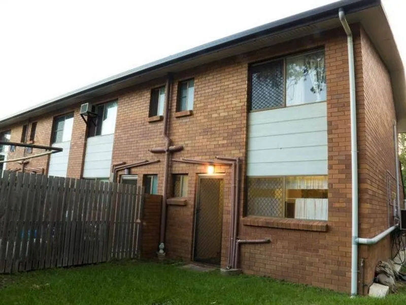 NEAT & TIDY 2 BEDROOM TOWNHOUSE