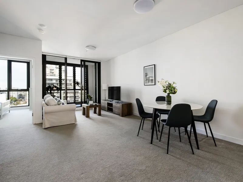 Oversized one-bedroom in convenient pocket
