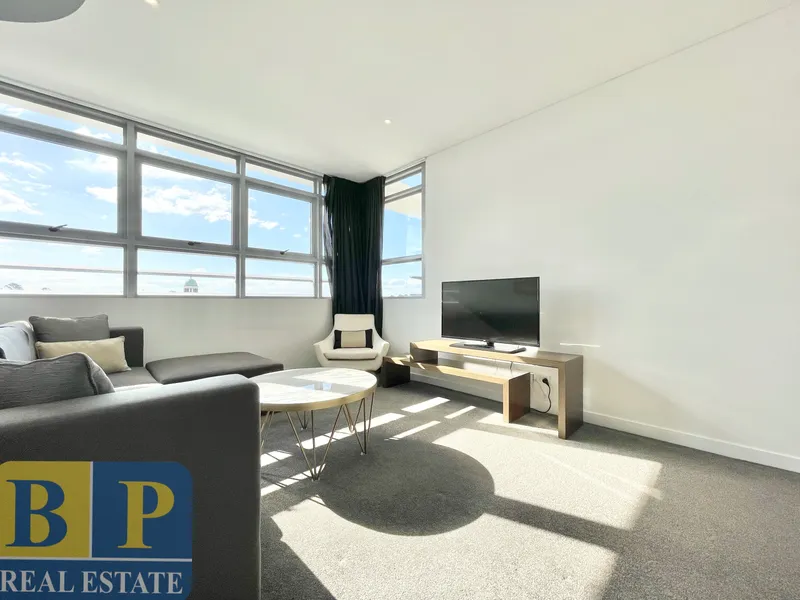 Light Filled One Bed Luxury with Sky View，Study and Free Water,WiFi on Level 8