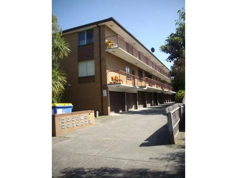 UNIT FRESHLY PAINTED / NEW CARPET  IN A CONVENIENT LOCATION !!