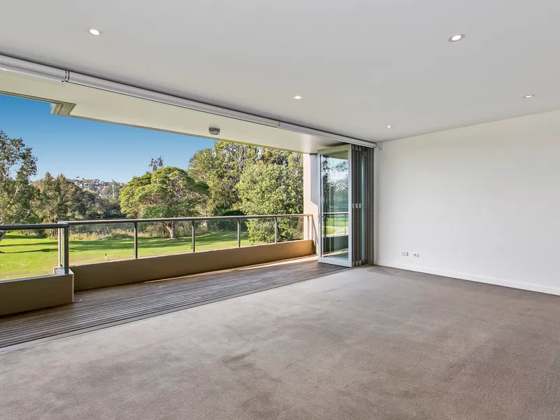 Stunning luxury townhouse with spectacular golf course and lake views