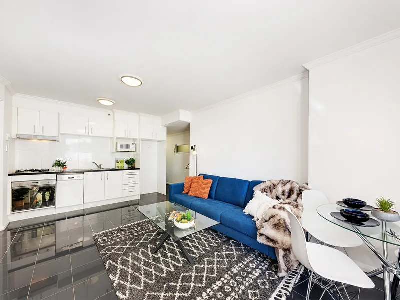 Superb one-bedroom apartment with pool, spa, sauna and gym in a much sought-after building 