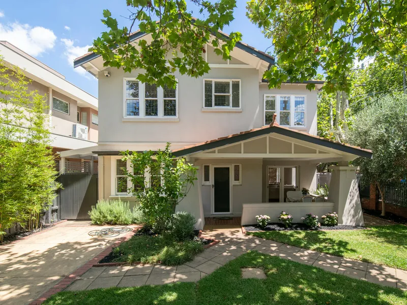 Period Elegance, Picturesque Setting