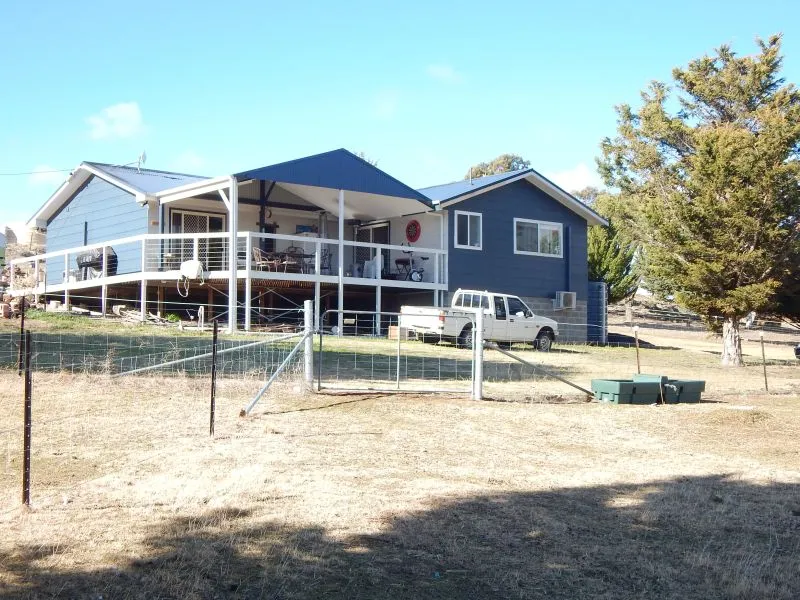 Three bedroom, 2 bathroom home on 388 acres of land 10 minutes from Bredbo township.