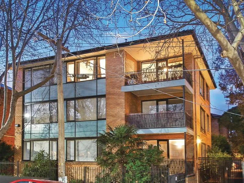 STUNNING ST KILDA APARTMENT IN AN UNBEATABLE ST KILDA LOCATION!