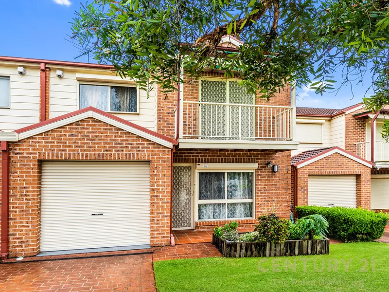 Street-front townhouse in top location.
