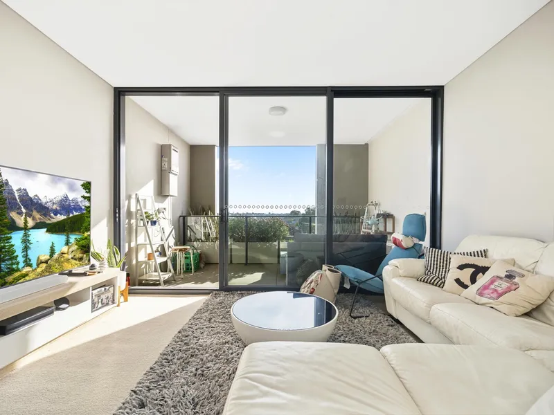 Perfect urban retreat in this bright and airy, well-designed apartment that boasts fantastic district views towards Chatswood