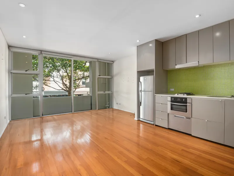 Sunny, contemporary open plan 1 bedroom on the door step to innercity lifestyle