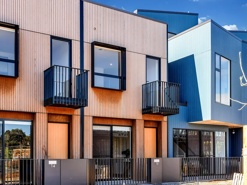 THREE STOREY DOCK ONE TOWNHOUSE