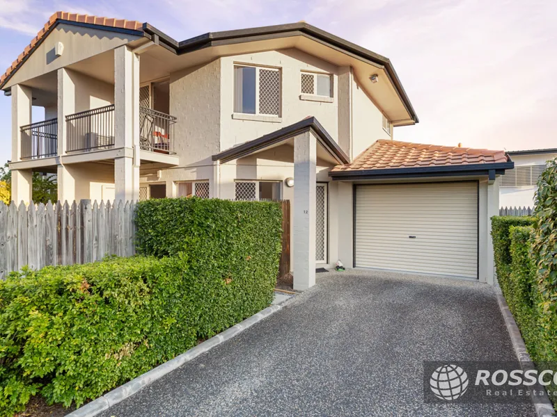 Stylish Townhouse in a Great Position with 2 Courtyards...